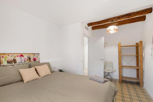 ein Schlafzimmer mit einem großen Bett in einem Zimmer in der Unterkunft Cal Brigida in San Martín de Tous
