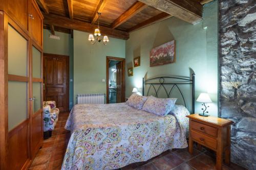 a bedroom with a bed and a wooden ceiling at Posada Paraso Iris in Isla