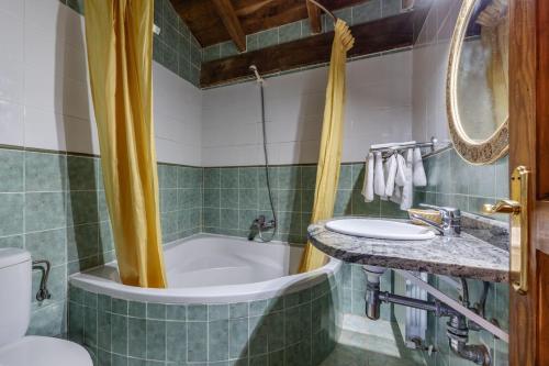 a bathroom with a tub and a sink at Posada Paraso Iris in Isla