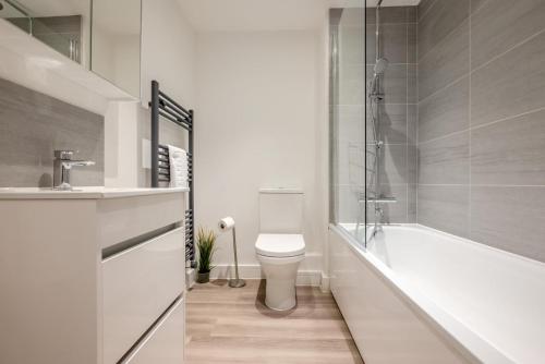 a bathroom with a tub and a toilet and a sink at 2 Bed in Tintagel oc-m37507 in Tintagel