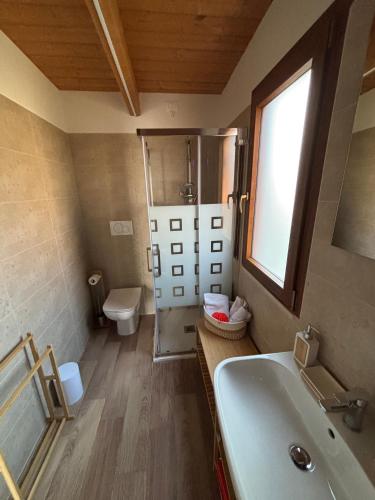 a bathroom with a tub and a toilet and a sink at La Depandance con Giardino Pescara in Spoltore