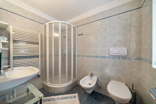 a bathroom with a toilet and a sink at Wohnung Arnika Stücklhof in San Genesio Atesino
