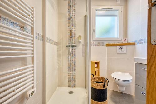 a small bathroom with a toilet and a window at L'appartement d'Olympe in Périgueux
