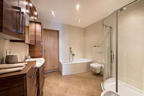 a bathroom with a shower and a toilet and a sink at Ferienwohnung Lafreid Algund in Lagundo