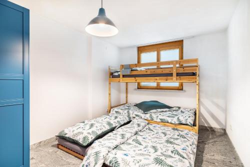 a bedroom with a bunk bed in a room at Ferienwohnung Nearby in Thüringen