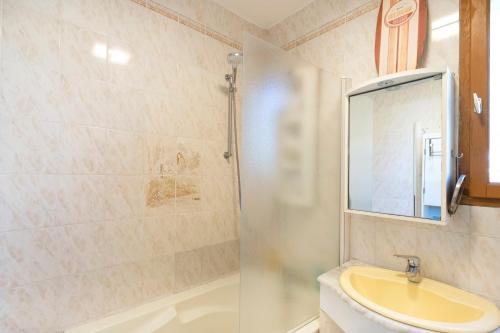 a bathroom with a sink and a toilet and a shower at Maison Cosy, Lac et Plages in Hossegor