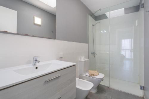 a bathroom with a sink and a toilet and a shower at Espectacular Y Amplio Las Américas in Playa de las Americas