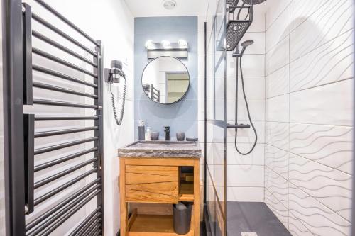 a bathroom with a sink and a shower at Appartement 6 couchages Val Thorens in Val Thorens