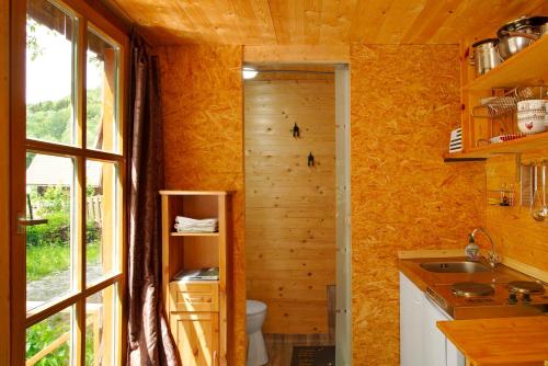 Tinyhaus 1 tesisinde bir banyo