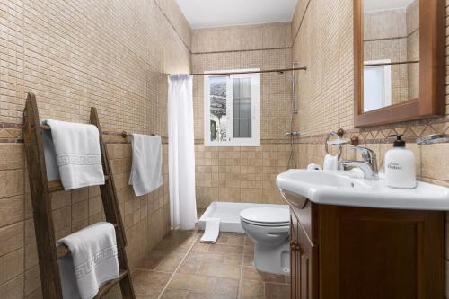 a bathroom with a sink and a toilet at Casa Guerepe in La Pared