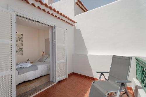 a bedroom with a door leading to a bed at Morgana in Abades