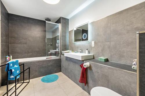 a bathroom with a sink and a mirror at Haus mit 4 Schlafzimmern in Solingen