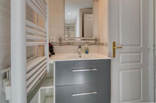 a bathroom with a sink and a mirror at Gite Azur Toulouse Sud in Lherm