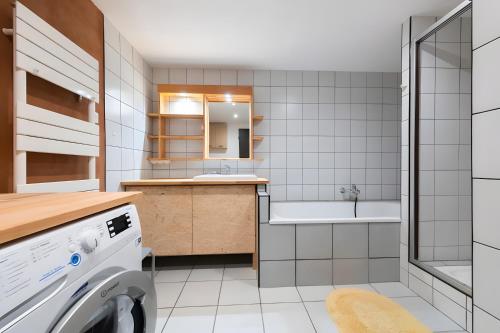 a bathroom with a sink and a washing machine at Gite Nature L'orée Des Etoiles in Stosswihr