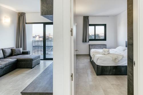 a bedroom with a bed and a couch at Giuliano Superior 2 para 4 personas in Empuriabrava