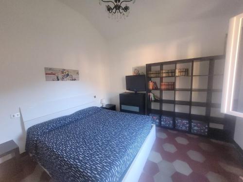 a bedroom with a bed and a book shelf at Garibaldi vista Giardino in Bonassola