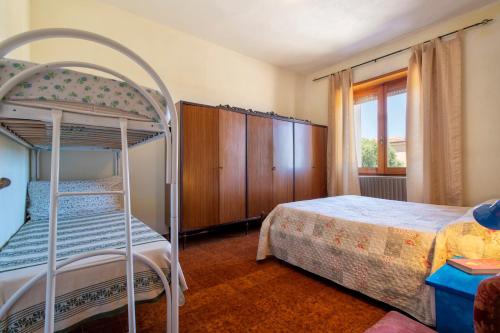 a bedroom with two bunk beds and a window at Spacious home in Costa Rossa in Trinità d'Agultu e Vignola