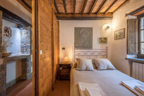 a bedroom with a bed in a room at Casale Rosennano - Loggia in Rosennano