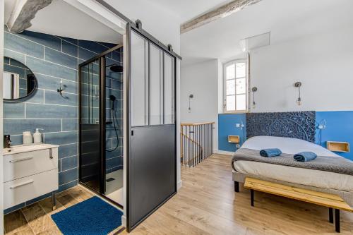a bedroom with a bed and a bathroom at Les gîtes de virginie in Bourg-sur-Gironde