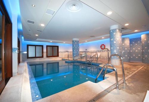 Exclusive frontline beach penthouse photo 26