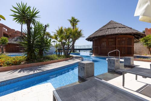 Exclusive frontline beach penthouse photo 12