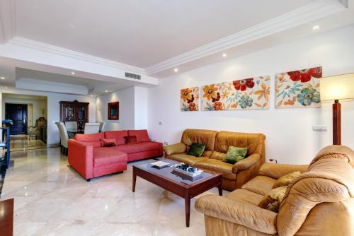 Exclusive frontline beach penthouse photo 16