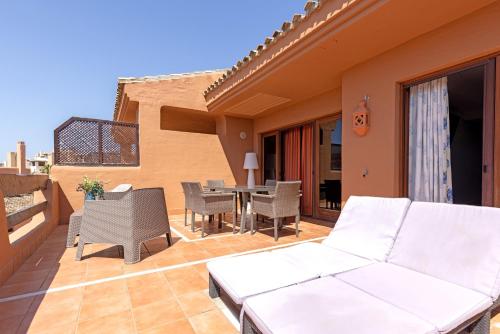 Exclusive frontline beach penthouse photo 15