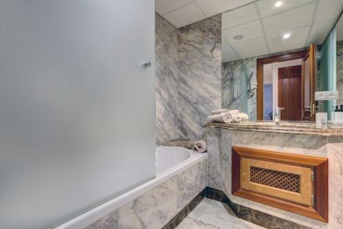 Exclusive frontline beach penthouse photo 24