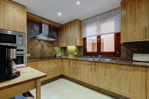 Exclusive frontline beach penthouse photo 19