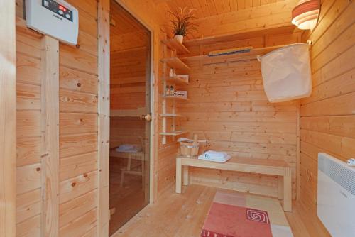 a sauna with a bench in a wooden cabin at Ferienwohnung Offenbüttel in Oldenbüttel