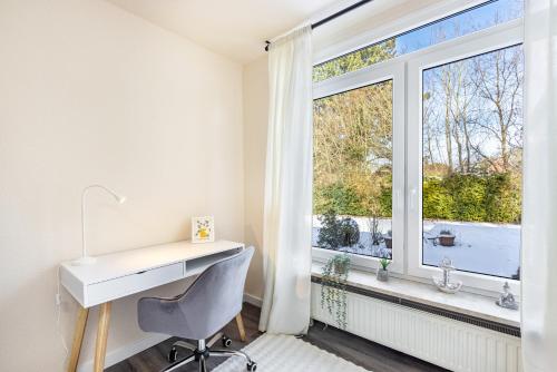 a home office with a desk and a window at Haus am See in Quickborn