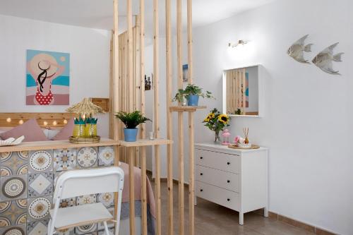 a room with a desk and a table with a chair at Vista Al Paraíso in El Pris