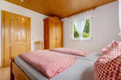 a bedroom with two beds and a window at Grüner Ausblick in Oberkirch