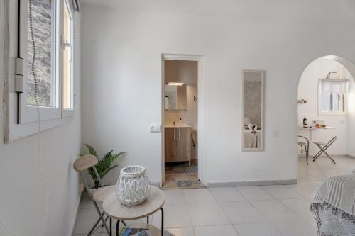 a white living room with a table and chairs at Loft Pension Candelaria in Valle Gran Rey
