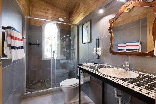 a bathroom with a sink and a toilet and a shower at Cabana Gardenhouse in Loulé