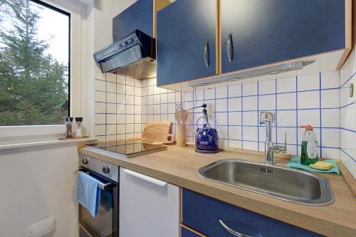 a kitchen counter with a sink and a window at Ferienhaus am Neubäuer See in Roding