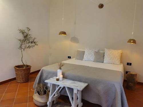 a bedroom with a bed with a candle on a table at Meridiana case al mare in Mattinata