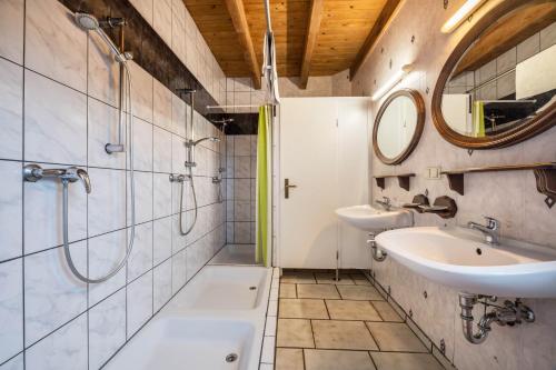 a bathroom with two sinks and a shower at Großes Gästehaus in Sudwalde
