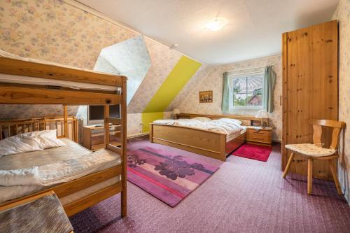 a bedroom with two bunk beds and a window at Großes Gästehaus in Sudwalde