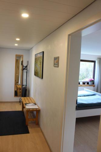 ein Schlafzimmer mit einem Bett und einem Tisch in einem Zimmer in der Unterkunft Am Barthelwald in Wilhelmsdorf