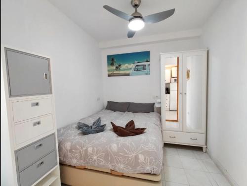 a bedroom with a bed and a ceiling fan at R-06 Holiday Apartment La Mata in La Mata