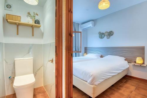 a small bedroom with a bed and a toilet at Villa Pura Vida by Easy Brava in Calonge