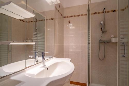 a bathroom with a sink and a shower at Maison de pecheurs in Valras-Plage