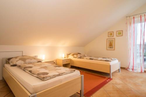 a bedroom with two beds in a attic at Haus Sonnenseite Wohnung Pfänder in Wasserburg