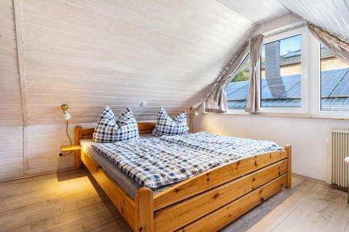 a bedroom with a bed in a room with a window at Ferienhaus Lütt-Matten in Ostseebad Sellin