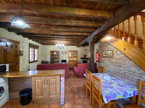 a kitchen and living room with a table and a dining room at Los Avellanos Casa 2 in Celis