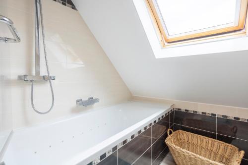 a bathroom with a shower and a sink at Maison de vacances proche de tout in Quimper