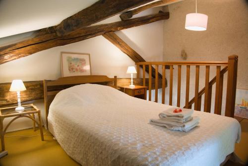 a bedroom with a white bed and two lamps at Le Gite Du Vigneron Périgord in Razac-de-Saussignac