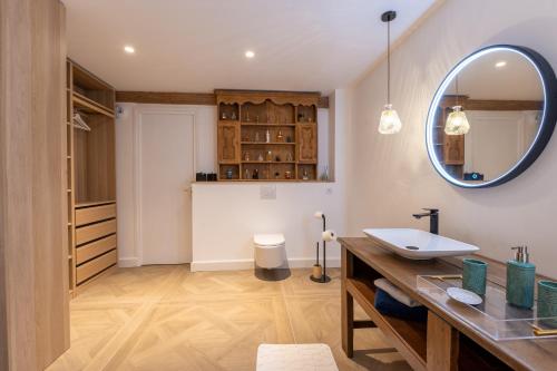 a bathroom with a sink and a mirror at Le Loft avec jacuzzi in Saint-Gildas-de-Rhuys