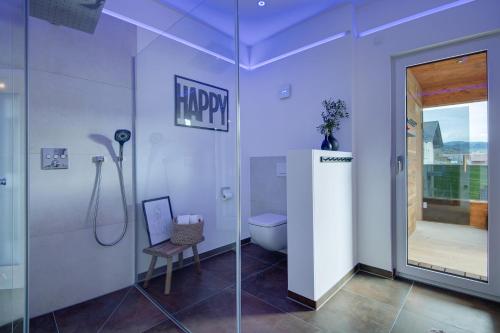 ein Badezimmer mit Toilette und Duschkabine aus Glas in der Unterkunft Bayerwald Refugium in Schwarzach